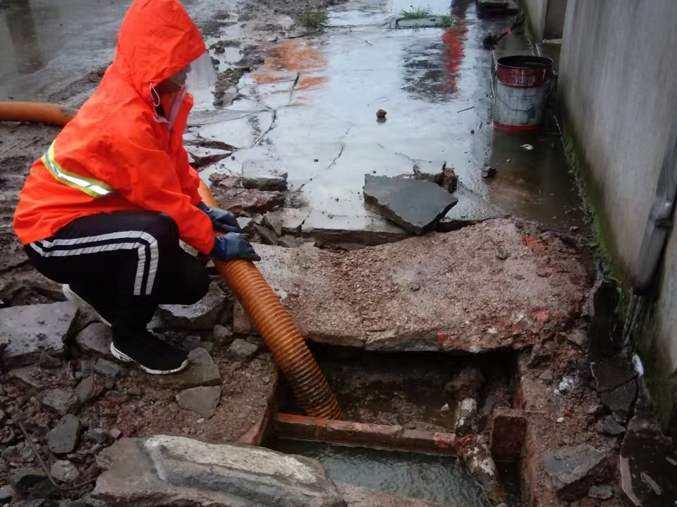 龙南专业清理污水池 炜誉市政以规范流程守护城市 “肠道”